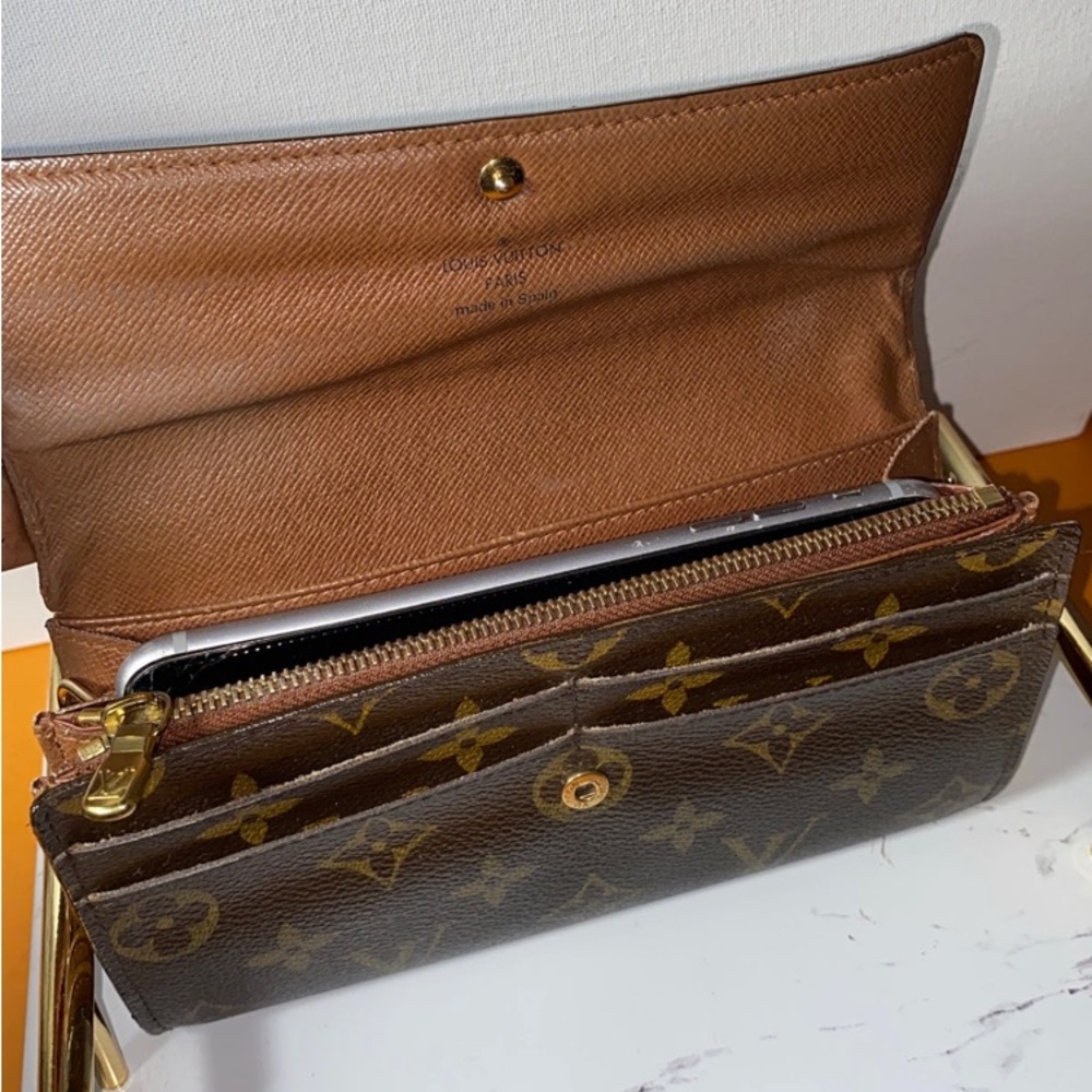 SOLDAuthentic Louis Vuitton Monogram Sarah Wallet - Picture 6 of 14